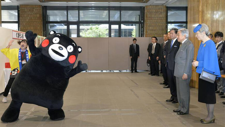 Kumamon biểu diễn trước Thượng hoàng Akihito và Hoàng thái hậu Michiko vào năm 2013.